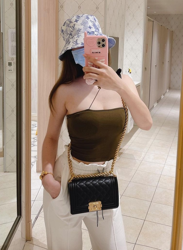 Có lẽ, cô nàng đã quen với phong cách thời trang phản cảm này và muốn tiến xa hơn nữa bằng chiêu trò hở bạo.