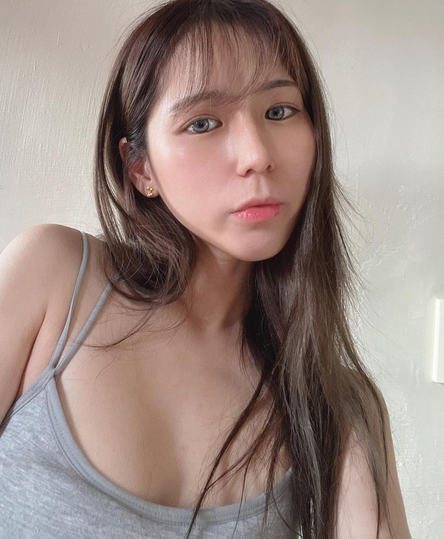 Wawa Hsu là một trong những hot girl nổi tiếng người Đài Loan. Cô nàng được mệnh danh là "hot girl hàng hiệu" vì trên người dát toàn đồ đắt tiền, đi cũng phải đi siêu xe.