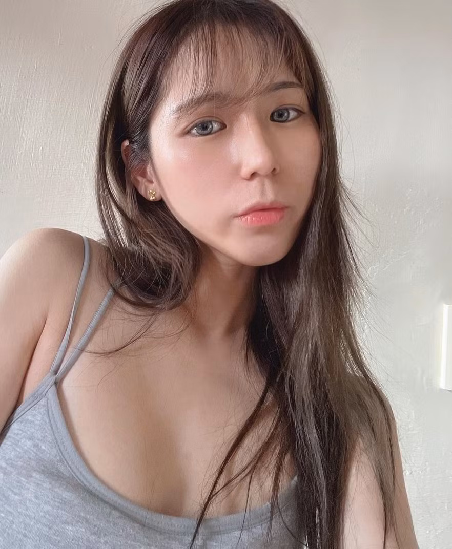 Wawa Hsu là một trong những hot girl nổi tiếng người Đài Loan. Cô nàng được mệnh danh là "hot girl hàng hiệu" vì trên người dát toàn đồ đắt tiền, đi cũng phải đi siêu xe.