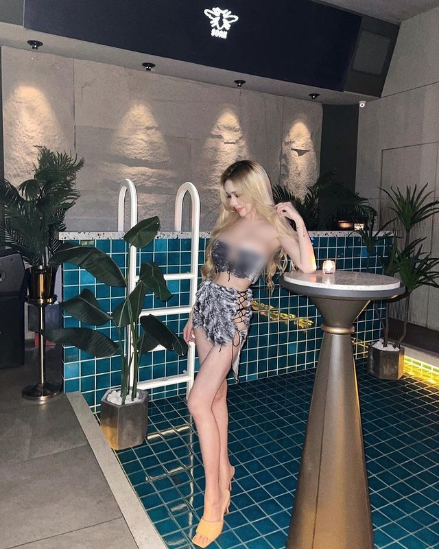 Cô nàng thường xuyên diện mốt "thả rông" và thoải mái dạo phố, xuất hiện tại nơi công cộng, thực sự khiến nhiều người phải ngượng thay.