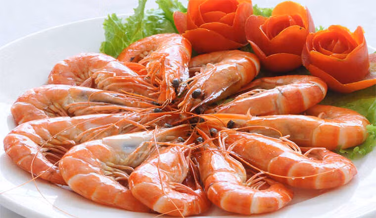 Luoc tom dong lanh bang cach nay, dam bao thit ngot lai cuc chac-Hinh-2