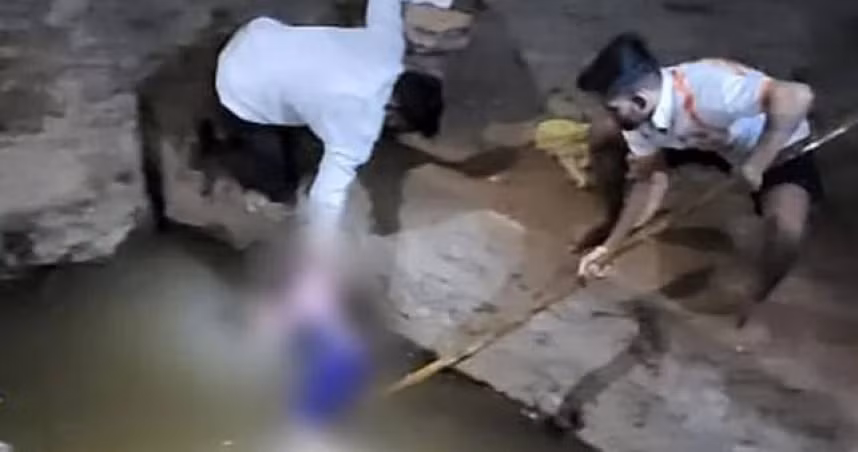 Cai nhau voi chong, vo nem ca 6 con xuong gieng gay rung dong