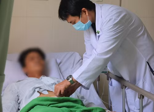 Nhin uong nuoc de do di ve sinh, nguoi dan ong tra gia dat