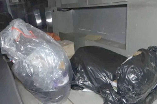 Don dep phong thue, chu nha phat hien dieu rung ron trong hop giay