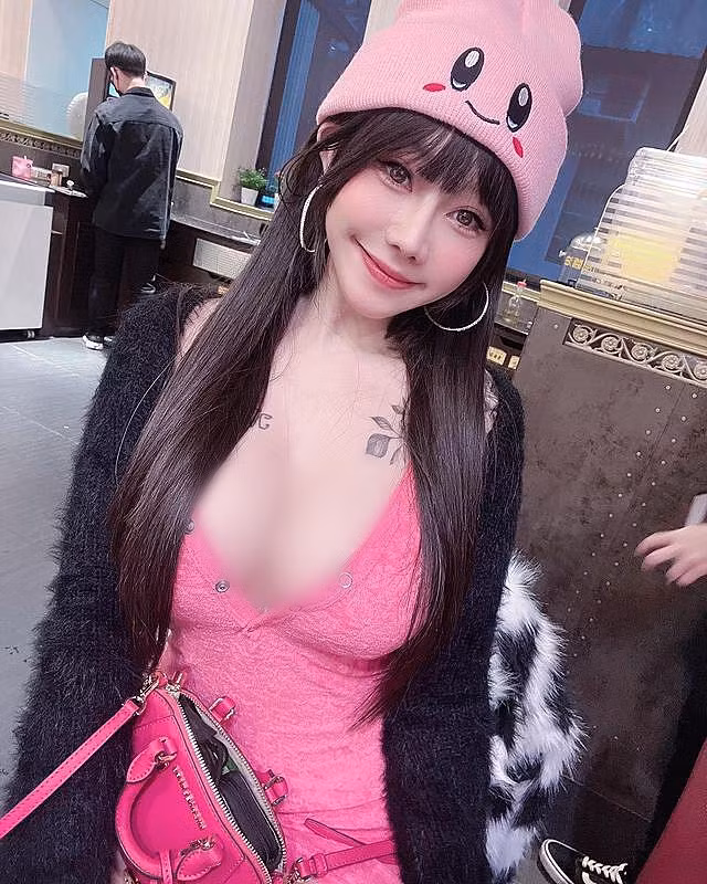 Càng ngày, cô nàng càng trở nên quá đà, nhiều lần ăn mặc phản cảm với mục đích gây sự chú ý, khiến mình nổi tiếng hơn.