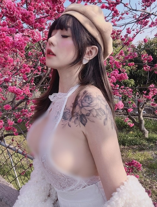 Khi bức ảnh đi "chu du" trên khắp các diễn đàn, trang mạng, thu hút không ít sự quan tâm, chú ý của dư luận, danh tính của cô nàng hot girl cũng được tìm ra.