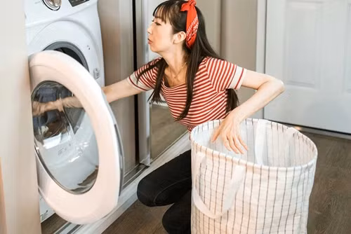 Lam dieu nay khi dung may giat, co gai tre mat mang