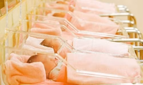 Yeu qua nhieu nguoi, co gai cau cuu vi...khong biet con cua ai