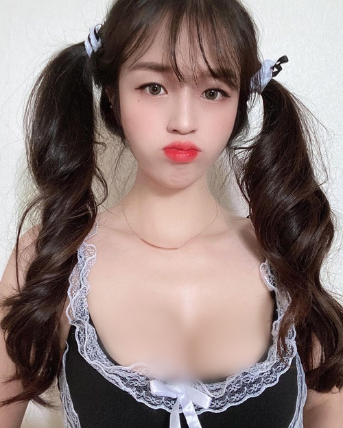 Đáng ngạc nhiên, chỉ nhìn vào khuôn mặt và dáng người của hot mom này, bạn không thể nhận ra một chút dáng vẻ "phụ nữ trưởng thành".