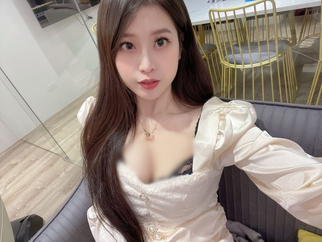 Theo tìm hiểu, Yumi K được mệnh danh là "Nữ thần ngực khủng" nhờ sở hữu gương mặt thanh tú, ngọt ngào cùng thân hình nóng bỏng vô cùng thu hút.