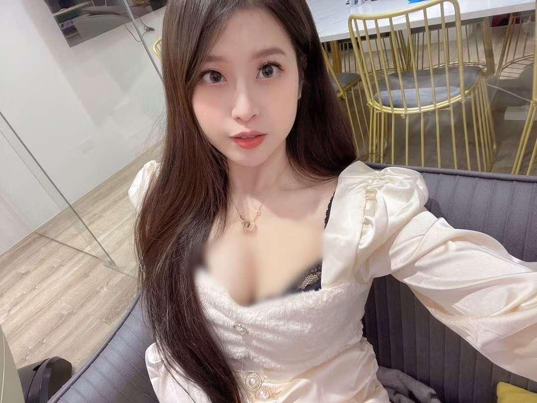 Theo tìm hiểu, Yumi K được mệnh danh là "Nữ thần ngực khủng" nhờ sở hữu gương mặt thanh tú, ngọt ngào cùng thân hình nóng bỏng vô cùng thu hút.