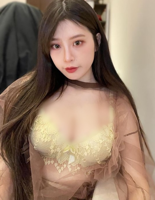 Yumi cũng có một sở thích thời trang khác biệt với những hot girl khác, cô nàng thường xuyên diện những set đồ khoe nội y.