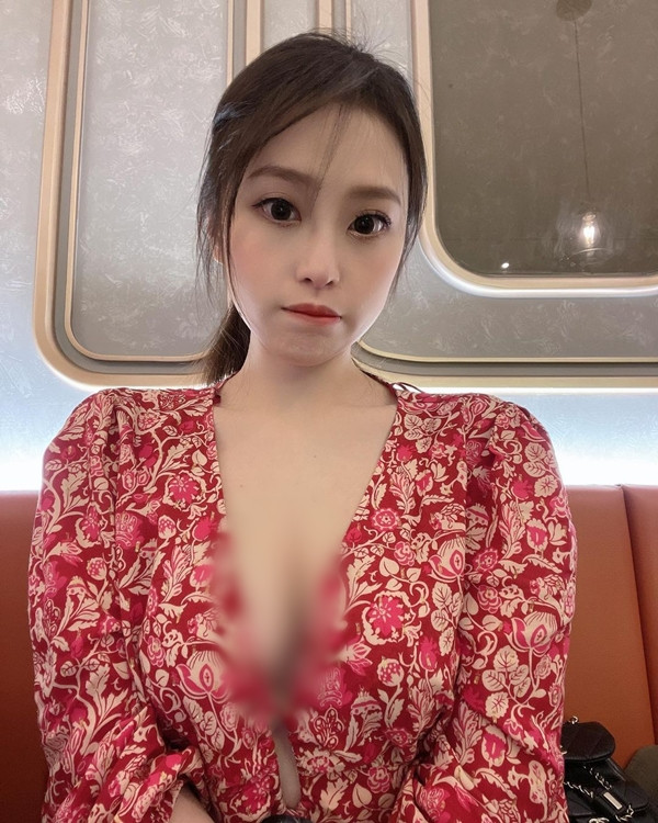 Cô nàng Yumi K thường xuyên chia sẻ những hình ảnh nóng bỏng trên mạng xã hội, thu hút không ít sự chú ý, lượng fan cũng tăng dần đều.