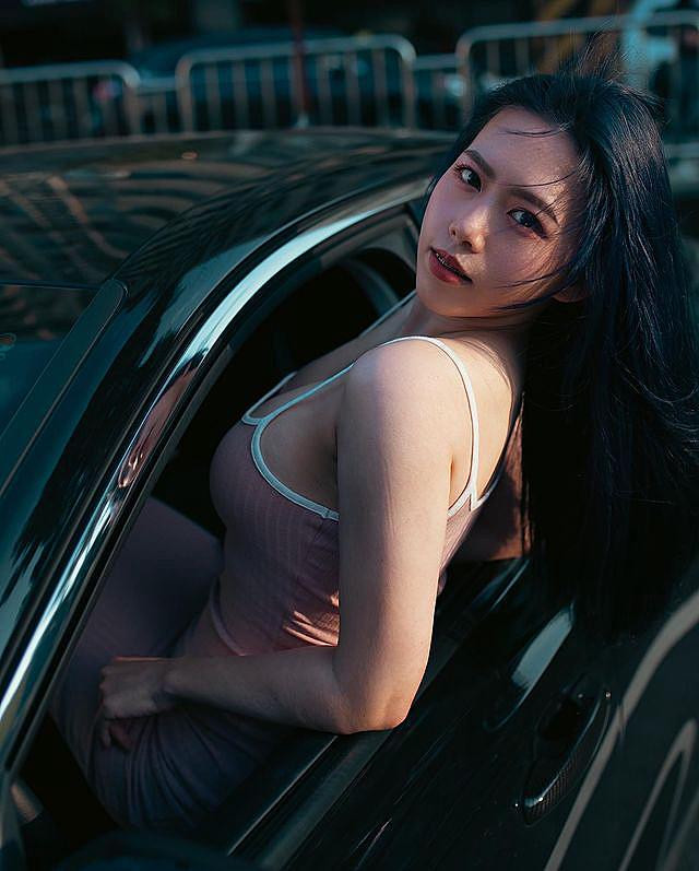 Thời gian gần đây, Nghê Na liên tục gây chú ý với những hình ảnh gợi cảm, táo bạo hiếm ai bì kịp.