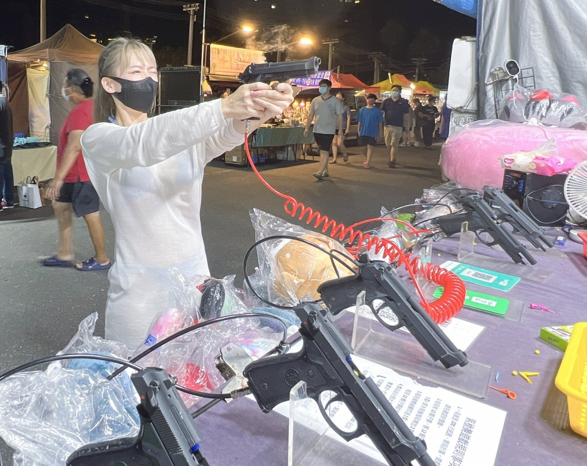 Trong những hình ảnh có thể thấy, hot girl này mặc một bộ bikni hai mảnh màu xanh dương, bên ngoài khoác một chiếc áo trắng mỏng manh, xuyên thấu.