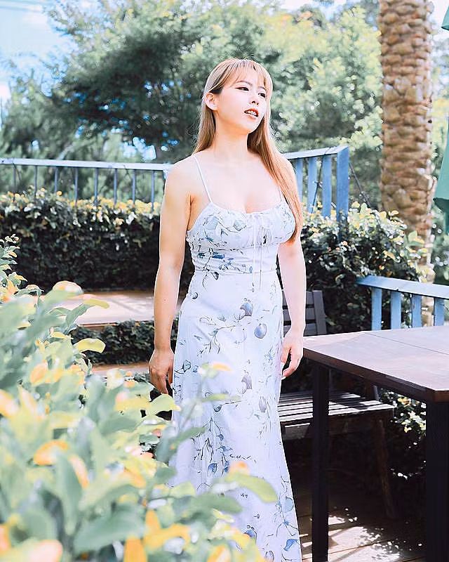 Tuy nhiên, cô nàng không theo nghề mà rẽ hướng sang con đường làm nghệ thuật.