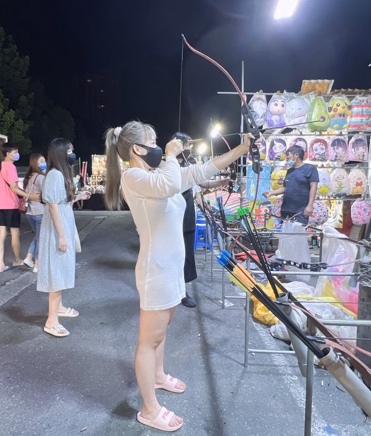 Mới đây, xuất hiện tại chợ đêm với thời trang xuyên thấu, một hot girl khiến nhiều người "nóng mắt", phải xấu hổ quay đi.