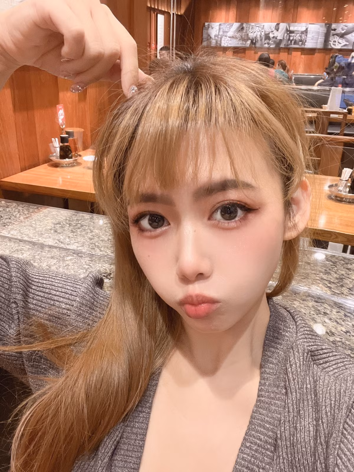 Cũng chính có kết cấu xuyên thấu, hot girl này gần như để lộ hoàn toàn các đường cong trên cơ thể mình.