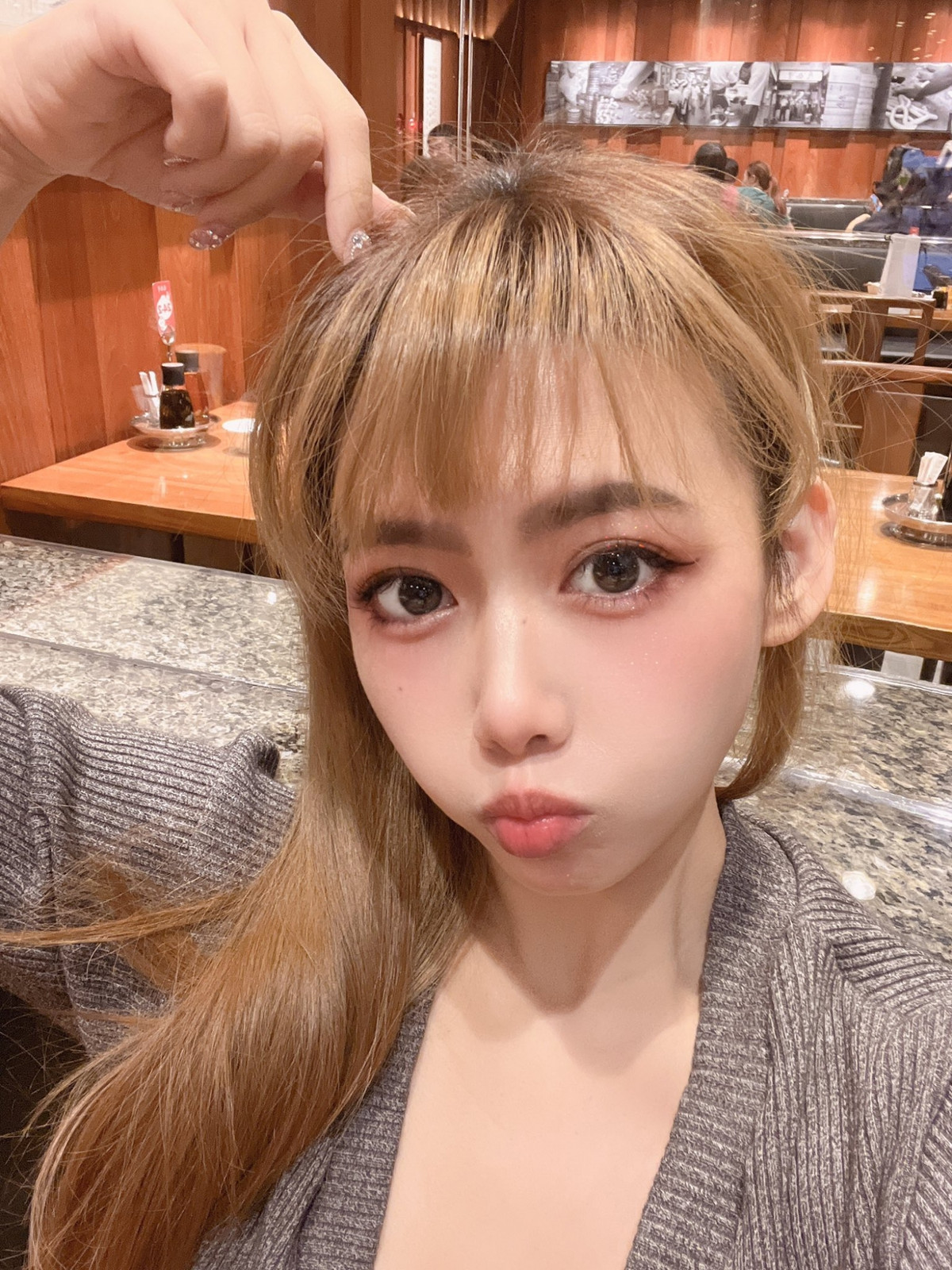 Cũng chính có kết cấu xuyên thấu, hot girl này gần như để lộ hoàn toàn các đường cong trên cơ thể mình.