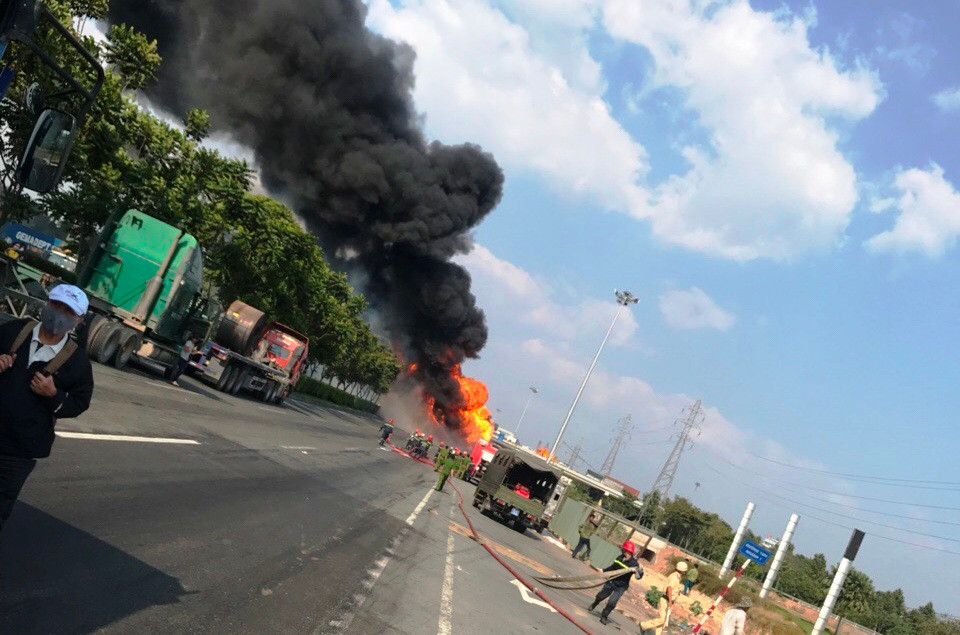 Xe bon cho nhien lieu chay du doi o cua ngo Sai Gon-Hinh-3