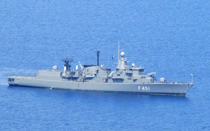 Theo giới thiệu, tàu hộ vệ tên lửa Limnos của hải quân Hy Lạp thuộc lớp Elli, nó được khởi đóng ngày 13/6/1978, hạ thủy ngày 27/10/1979 và chính thức làm nhiệm vụ từ ngày 18/9/1982, như vậy đây là chiến hạm đã khá cao tuổi.