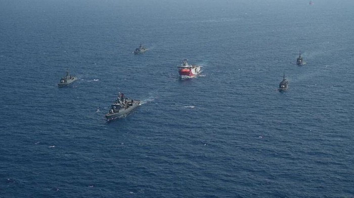 Thổ Nhĩ Kỳ đã điều động tàu thăm dò khảo sát địa chất cỡ lớn mang tên Oruc Reis tới điểm nóng trên biển Địa Trung Hải, nó có sự hộ tống của một số tàu chiến thuộc hải quân nước này.