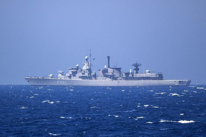 Với kích thước tương đối lớn và dàn vũ khí trang bị hùng hậu như trên, rõ ràng tàu chiến của hải quân Hy Lạp không có lý do tỏ ra e ngại khi đối đầu với tàu Thổ Nhĩ Kỳ.