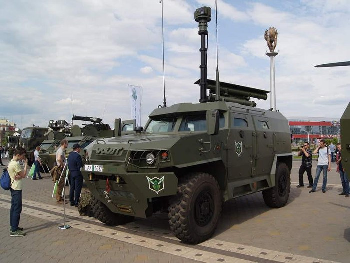 Kênh vô tuyến truyền dữ liệu tới bộ phận điều khiển mặt đất có thể bị triệt tiêu ở khoảng cách lên tới 10 km. Bộ thu UAV được cung cấp ở khoảng cách lên đến 30 km.