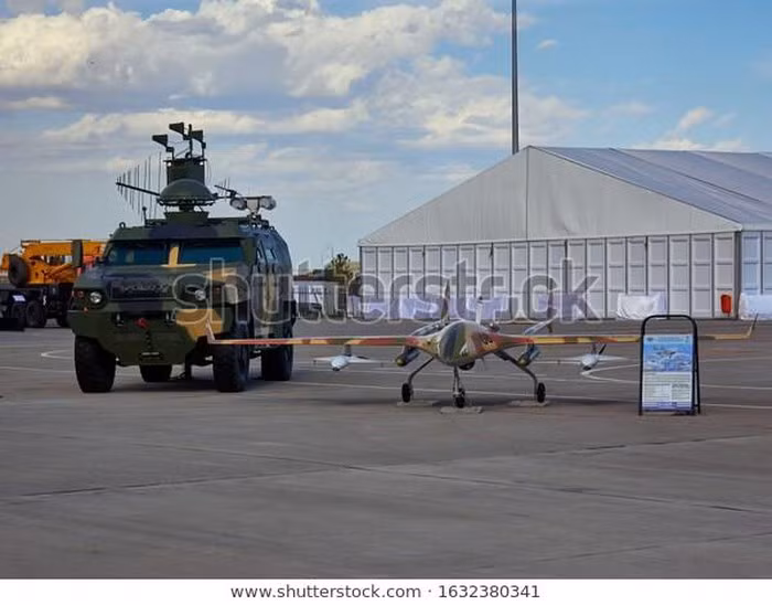 Chức năng trên của Groza-S cho phép di chuyển UAV ra khỏi khu vực được bảo vệ hoặc thậm chí buộc nó phải hạ cánh. Phạm vi giả mạo được giới hạn trong 20 km.