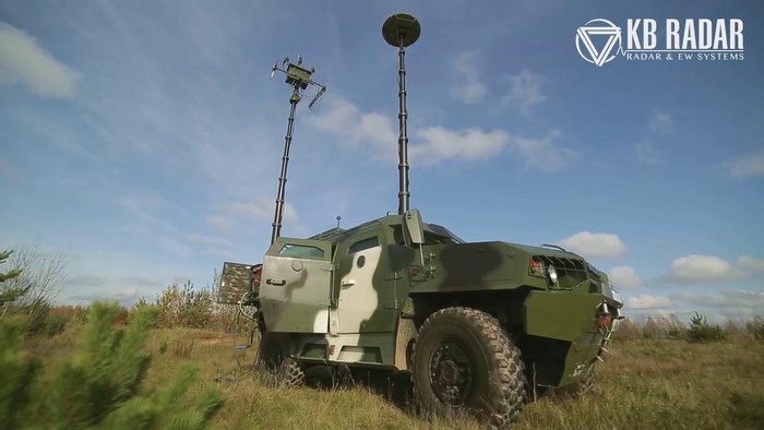 Trong trường hợp trên, việc triệt tiêu không được thực hiện bằng nhiễu mà thông qua tín hiệu mô phỏng quá trình truyền từ vệ tinh. Việc sử dụng các tín hiệu thích hợp cho phép xâm nhập vào thiết bị trên UAV.