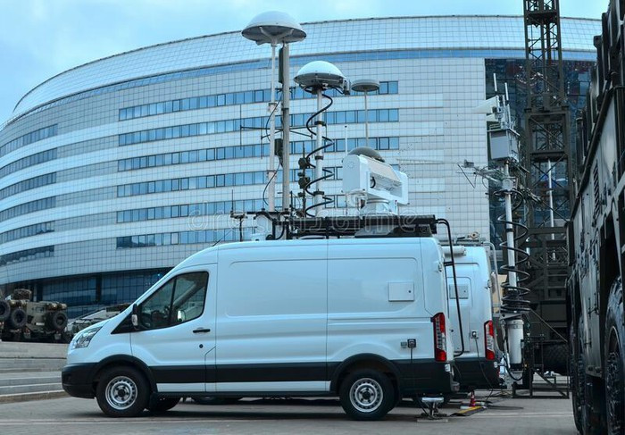 Việc phát hiện UAV đối phương được thực hiện bằng cách nhận và phân tích các tín hiệu vô tuyến. Trong trường hợp này, có thể chặn tín hiệu từ bảng điều khiển trên mặt đất hoặc kênh từ UAV.