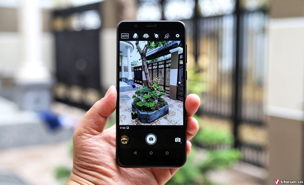  4. ZenFone Max Pro M1. ZenFone Max Pro trang bị camera sau kép bao gồm ống kính chính 13MP, khẩu độ f/2.2, kích thước điểm ảnh 1.12µm, lấy nét theo pha + phụ 5MP với nhiệm vụ chủ yếu đo độ sâu trường ảnh. Máy có giao diện chụp ảnh khá giống một số mẫu điện thoại chạy Android gốc thật sự chỉ phù hợp nhu cầu chụp ảnh cơ bản nhất cho người dùng phổ thông.