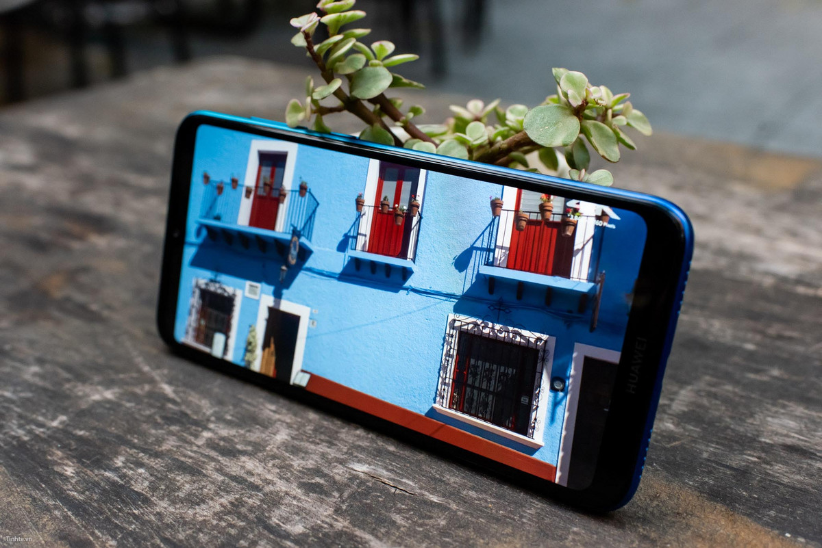 Không chỉ vậy, Huawei còn tích hợp chế độ chụp đêm lên Huawei Y7 Pro 2019, bản chất ống kính f/1.8 đã giúp máy thu sáng được nhiều hơn. Huawei còn tạo ra một chế độ chuyên dụng, tự động chụp bốn bức ảnh với các thông số khác nhau rồi ghép chúng lại với nhau. Tương tự, với chế độ HDR, điện thoại có thể kết hợp 3 ảnh chụp với các độ phơi sáng khác nhau để tạo ra ảnh hoàn chỉnh có dải tần nhạy sáng (DR) tốt hơn, bảo toàn chi tiết các vật thể ở vùng sáng lẫn vùng tối trong ảnh.