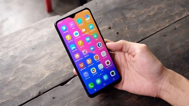  2. Vivo Y91C. Nhu cầu nhiếp ảnh di động ngày càng được các hãng smartphone chú trọng đầu tư, và Vivo Y91C cũng không ngoại lệ. Máy được trang bị camera có độ phân giải 13 MP, tích hợp đi kèm chức năng chụp ảnh bằng giọng nói và cử chỉ giúp bạn có thể thuận tiện trong chụp nhóm từ xa mà không cần phải ngại ngùng đi nhờ người "lạ" chụp hộ.