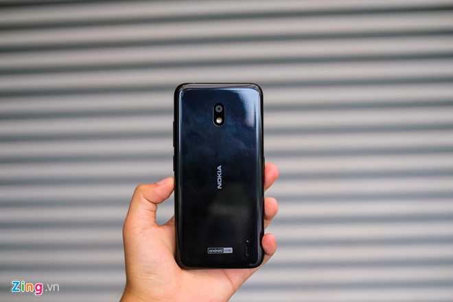 Máy được hoàn thiện bằng nhựa polycarbonate mang đến cảm giác cầm nắm không quá cao cấp và cứng cáp. Tuy nhiên, nếu so với phiên bản tiền nhiệm, model này mang đến sự liền mạch và có độ hoàn thiện tốt hơn. Về tổng thể, máy khá gọn nhẹ, người dùng có thể dễ dàng cầm nắm và sử dụng bằng một tay.