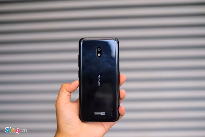 Máy được hoàn thiện bằng nhựa polycarbonate mang đến cảm giác cầm nắm không quá cao cấp và cứng cáp. Tuy nhiên, nếu so với phiên bản tiền nhiệm, model này mang đến sự liền mạch và có độ hoàn thiện tốt hơn. Về tổng thể, máy khá gọn nhẹ, người dùng có thể dễ dàng cầm nắm và sử dụng bằng một tay.