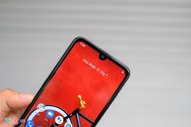 Điện thoại Nokia 2.2 có màn hình IPS LCD 5,7 inch, độ phân giải HD+ và tỷ lệ 19:9. Nếu so với các đối thủ trong phân khúc, viền trên của máy được làm mỏng hơn nhờ vào phần notch hình chữ U chứa camera selfie 5 MP.