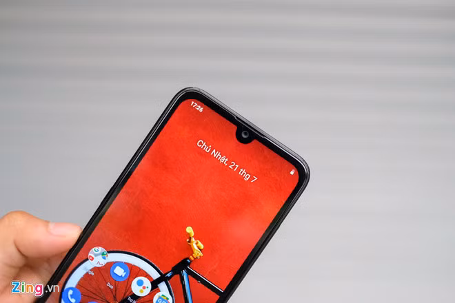 Điện thoại Nokia 2.2 có màn hình IPS LCD 5,7 inch, độ phân giải HD+ và tỷ lệ 19:9. Nếu so với các đối thủ trong phân khúc, viền trên của máy được làm mỏng hơn nhờ vào phần notch hình chữ U chứa camera selfie 5 MP.