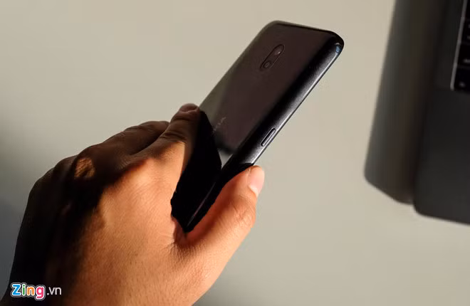 Giống như Nokia 3.2, bên cạnh trái của Nokia 2.2 có phím chuyên dụng kích hoạt trợ lý ảo Google Assistant. Theo đại diện của HDM Global, những model được ra mắt trong năm 2019 của hãng đều sẽ có phím chuyên dụng này.