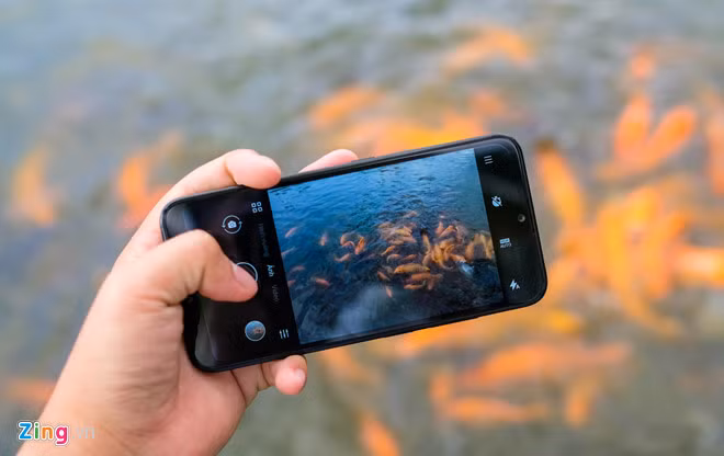 Camera chính của máy có độ phân giải 13 MP. Giao diện chụp ảnh của model này đơn giản, chỉ có một số chế độ như toàn cảnh, HDR, ảnh vuông.