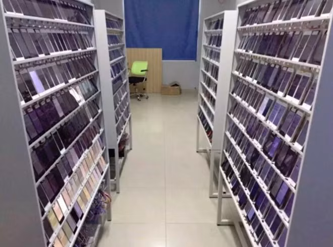 Các "trang trại cày view" này sử dụng phần mềm được tối ưu để làm những tác vụ như đánh giá cao cho ứng dụng trên kho, tải về và thậm chí là viết những bài đánh giá tích cực. Nhờ đó, ứng dụng vươn lên vị trí cao trên bảng xếp hạng và có cơ hội được người dùng tải về nhiều hơn, qua đó kiếm được thêm tiền từ quảng cáo. Ảnh: iFeng.