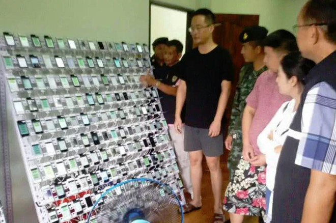 Năm 2017, cảnh sát Thái Lan từng bắt được một trại cày lượt đánh giá có gần 500 chiếc iPhone, gần 350.000 thẻ SIM và hàng chục máy tính. Những người Trung Quốc vận hành trang trại này cho biết họ được trả tiền để tăng lượt tương tác cho các bài bán sản phẩm trên WeChat. Họ chọn Thái Lan vì chi phí dữ liệu di động tại nước này khá rẻ. Ảnh: Thailand News Agency.