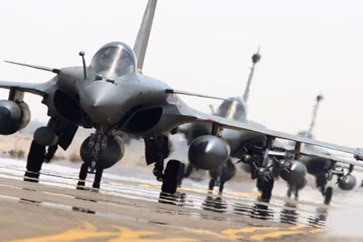 Rafale là loại chiến đấu cơ đa nhiệm vụ do tập đoàn Dassault Aviation của Pháp sản xuất, được coi là một trong những chiếc tiêm kích thế hệ 4 tốt nhất hiện nay. Tiêm kích này đạt tốc độ bay 2.250 km/h, tầm hoạt động 1.800 km, có khả năng tấn công không đối không và không đối đất chính xác.