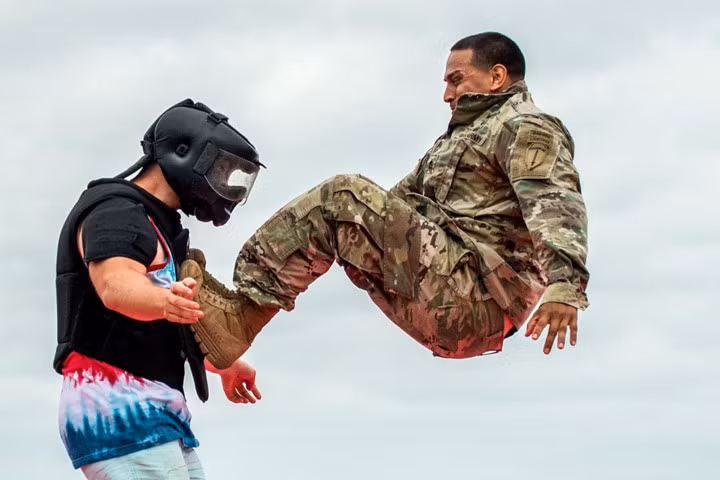 Biệt kích Mỹ biểu diễn chiến đấu tay không với đối phương tại căn cứ không quân Eglin, Florida. Nguồn ảnh: Quân đội Mỹ