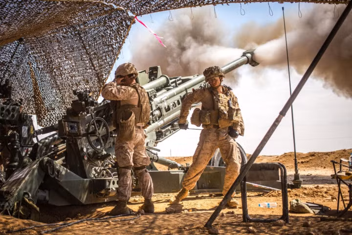 Binh sĩ Thủy quân Lục chiến Mỹ nã pháo vào các mục tiêu IS ở phía Bắc Syria. Nguồn ảnh: Quân đội Mỹ