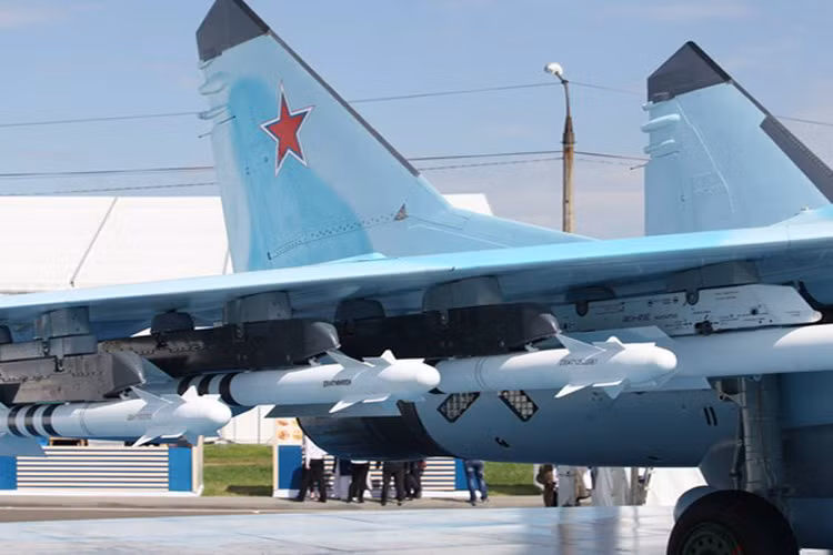 Nếu so với chiếc F-15 của Mỹ vốn có trọng lượng cất cánh gần tương đương thì tầm bay, vận tốc, tầm quét radar và tải trọng vũ khí của MiG-35 đều kém xa.