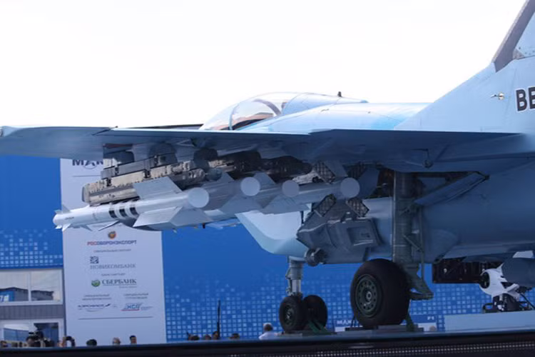 Vận tốc tối đa của MiG-35 chỉ còn Mach 1,94 (so với Mach 2,35 của MiG-29A), bán kính chiến đấu vẫn không vượt quá 1.000 km, khối lượng vũ khí chỉ đạt 7.000 kg.