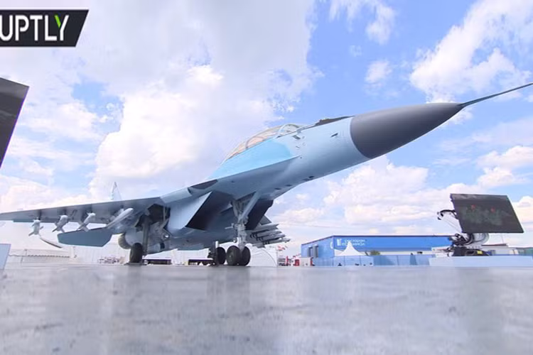 Trọng lượng cất cánh tối đa của MiG-35 lại lên tới 29.700 kg, tức là gần bằng F-15C (30.845 kg), vượt xa con số 18.000 kg của MiG-29A.