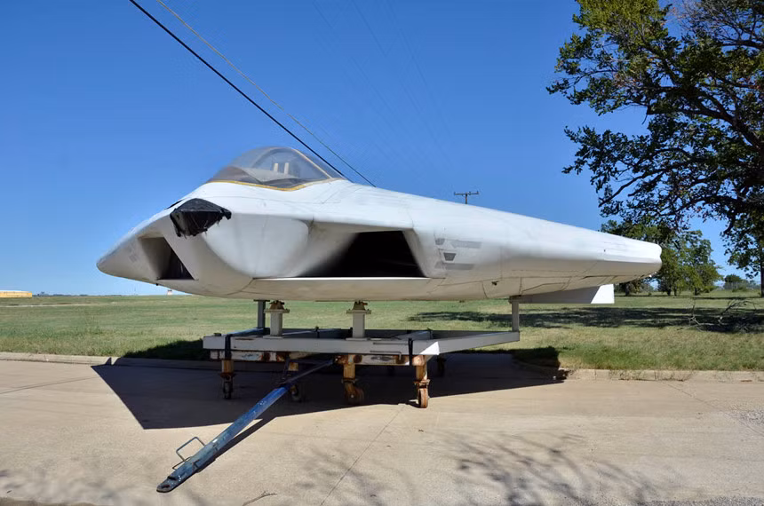 Tuy nhiên, dự án chứa đựng nhiều công nghệ quá phức tạp, trong khi nhà thầu chính chưa chứng minh được năng lực hoàn thành dự án. Bộ Quốc phòng Mỹ hủy dự án vào năm 1991. Sự kiện này đã góp phần khiến nhà thầu phá sản và sát nhập với Boeing vào năm 1997. Ảnh: Marvellouswings.