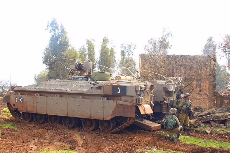 Dù nặng tới 60 tấn nhưng nhờ hệ thống động cơ diesel tăng áp 1.200 mã lực, Namer vẫn có thể di chuyển với vận tốc tối đa lên đến 60km/h với tầm hoạt động 500km. Về hệ thống vũ khí, Namer chỉ được trang bị hệ thống vũ khí phòng vệ hạng nhẹ như súng máy tự động 12.7mm và súng phóng lựu tự động 40mm. Nguồn ảnh: Bộ Quốc phòng Israel.